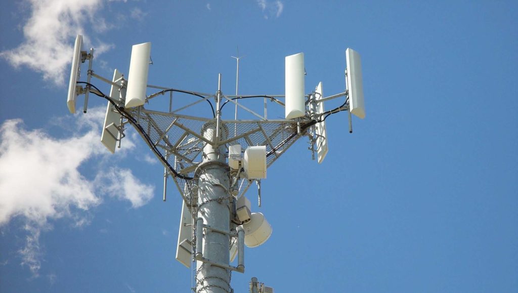 Gros Plan Antenne Téléphonique Connexion Gsm Système D'antenne 4g 5g  Beaucoup De Câbles De Connexion