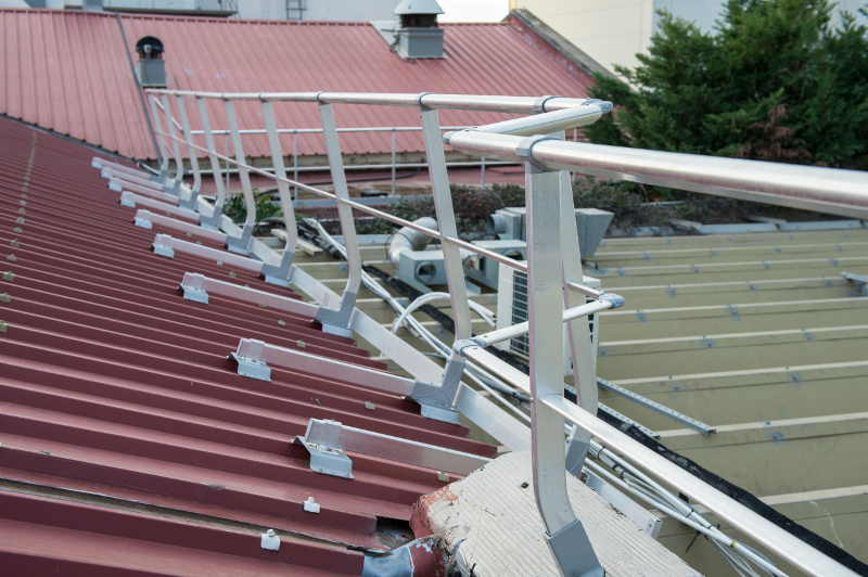 Garde-corps temporaires en bas de versant des toitures inclinées - Volet 2  : les dispositifs pour charpentes en bois - Prévention BTP