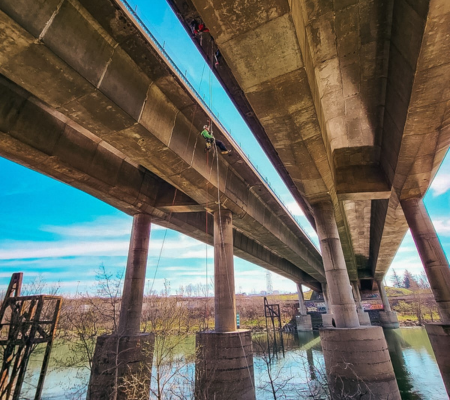 Travail en suspension sous pont pour remplacer les ancrages