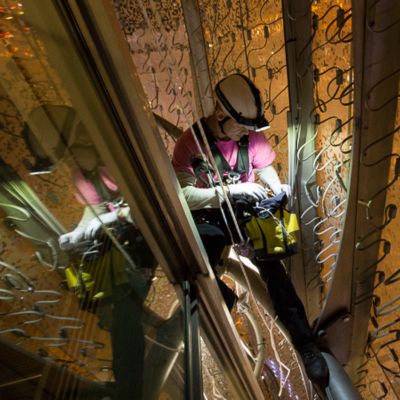 pose de leds sur façade de nuit