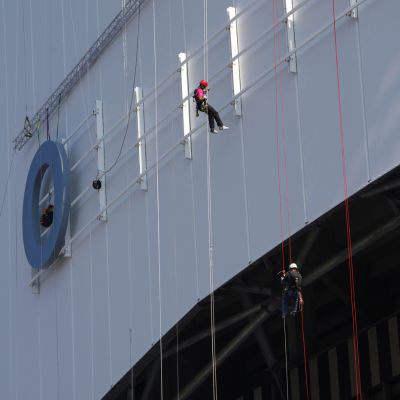 depose enseignes façade d'un stade de foot